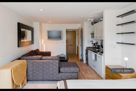 Studio to rent, Long Lane, London, SE1