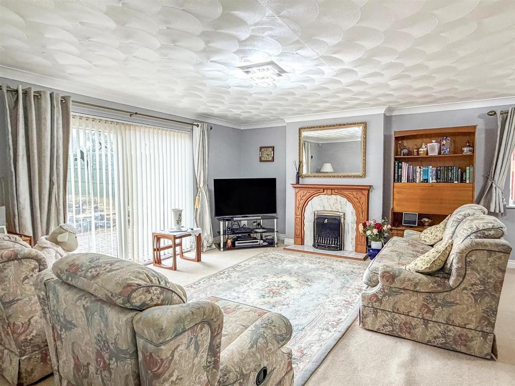 Lounge/Dining Room