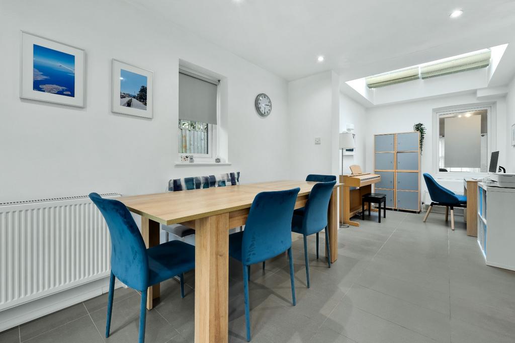 Dining Rm/Study Area