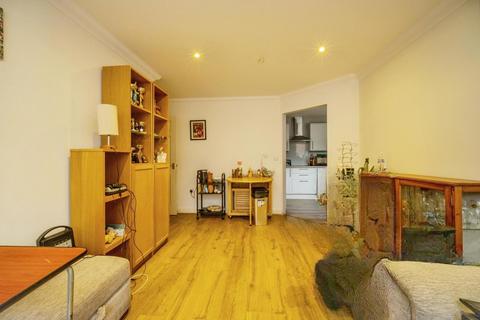 2 bedroom flat for sale, London Road, Camberley, Surrey, GU15