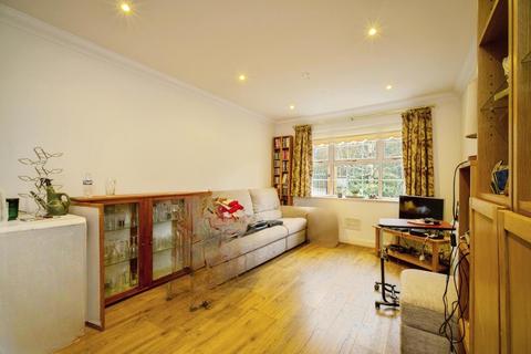 2 bedroom flat for sale, London Road, Camberley, Surrey, GU15