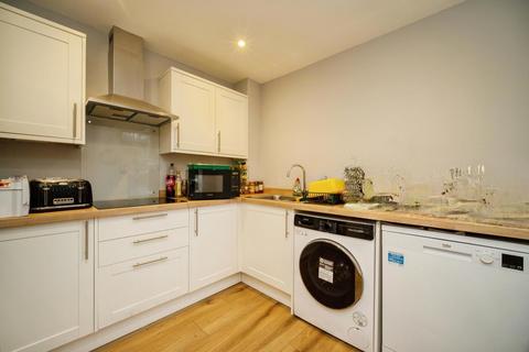 2 bedroom flat for sale, London Road, Camberley, Surrey, GU15