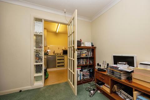 1 bedroom flat for sale, Allingham Court, Summers Road, Godalming, Surrey, GU7