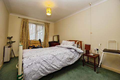 1 bedroom flat for sale, Allingham Court, Summers Road, Godalming, Surrey, GU7
