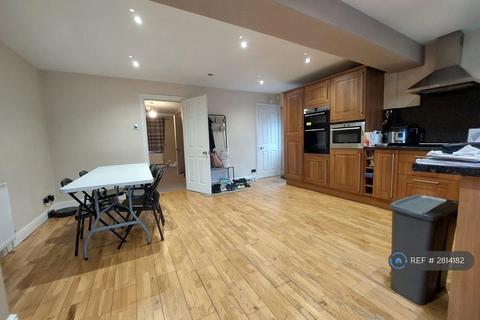 3 bedroom semi-detached house to rent, Merlin Close, Morley, Leeds, LS27