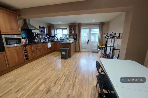 3 bedroom semi-detached house to rent, Merlin Close, Morley, Leeds, LS27