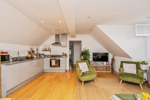 2 bedroom flat for sale, Old Woking Road, West Byfleet, Surrey, KT14