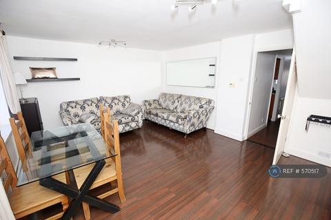 3 bedroom semi-detached house to rent, Turnpike Close, London, SE8