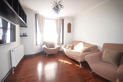 3 bedroom terraced house to rent, Buntingbridge Road, IG2 7LW
