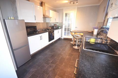 3 bedroom terraced house to rent, Buntingbridge Road, IG2 7LW