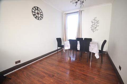 3 bedroom terraced house to rent, Buntingbridge Road, IG2 7LW