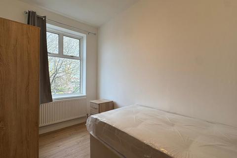 1 bedroom in a house share to rent, The Broadway, Greenford, UB6