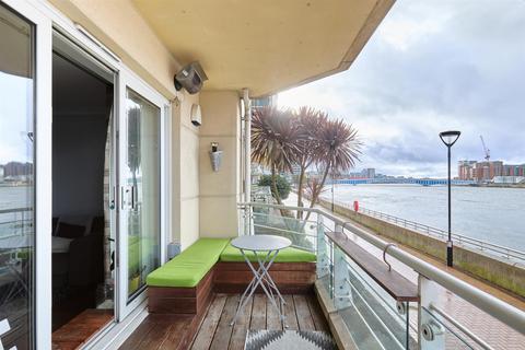 2 bedroom flat for sale, Riverside Plaza, Battersea, SW11