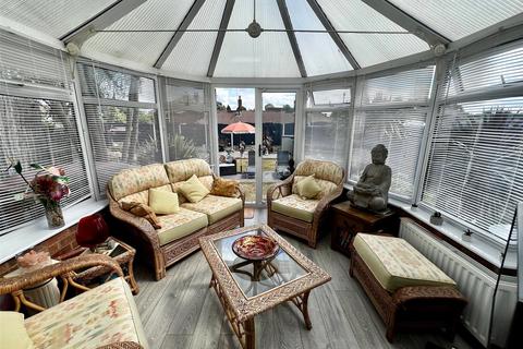 3 bedroom semi-detached house for sale, Farndon Way, Mansfield, Nottinghamshire, NG19