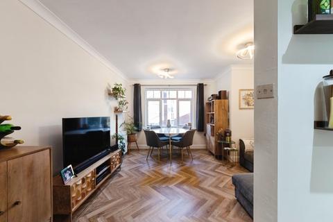2 bedroom flat for sale, Trinity Court, Wake Green Road, Birmingham, West Midlands, B13