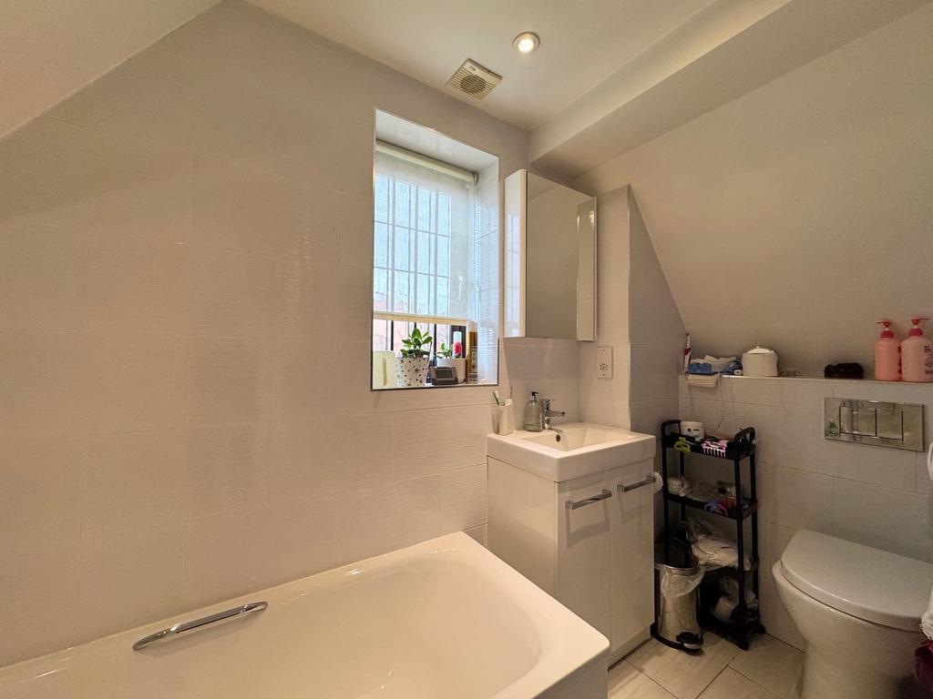 En-suite bathroom/shower room
