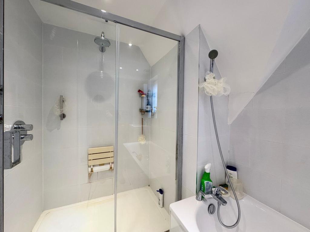 En-suite bathroom/shower room