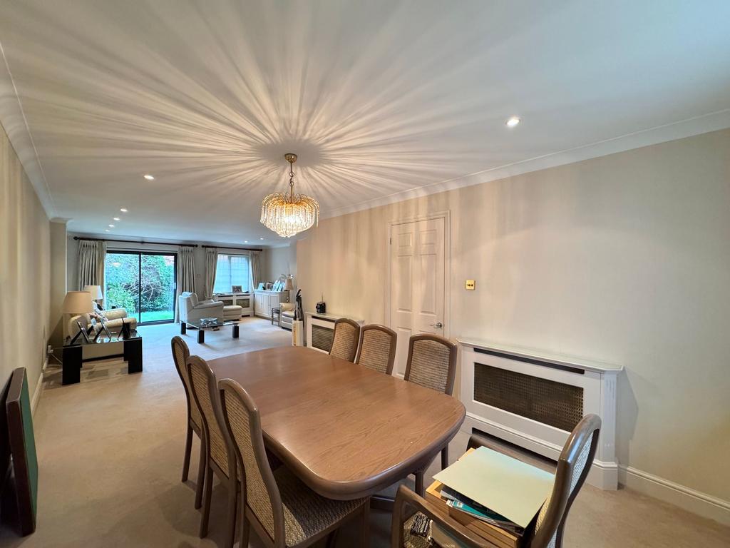 Open plan Lounge/dining area