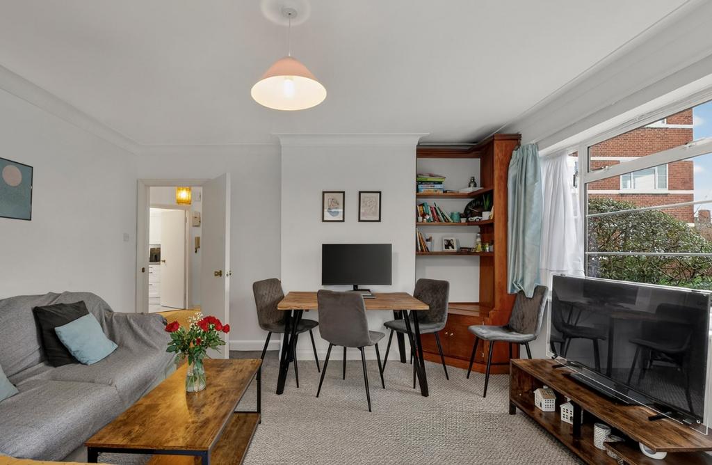 Apartment in East Sheen - More