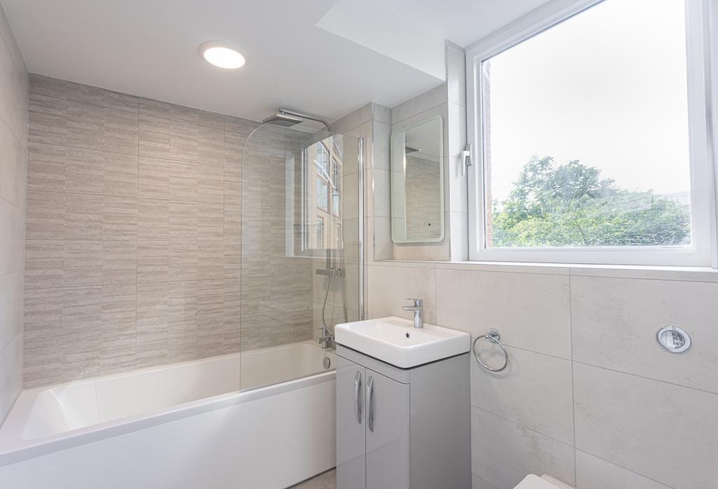 2 En Suite Bathrooms