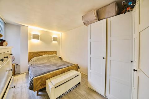 1 bedroom flat for sale, The Q Building, 110 The Grove, London, E15