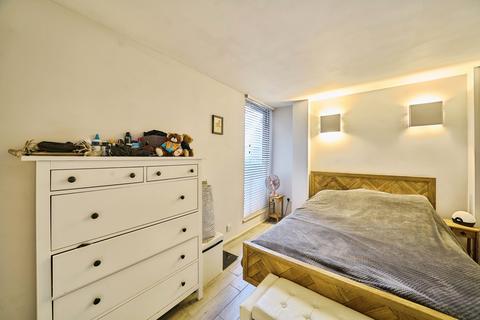 1 bedroom flat for sale, The Q Building, 110 The Grove, London, E15