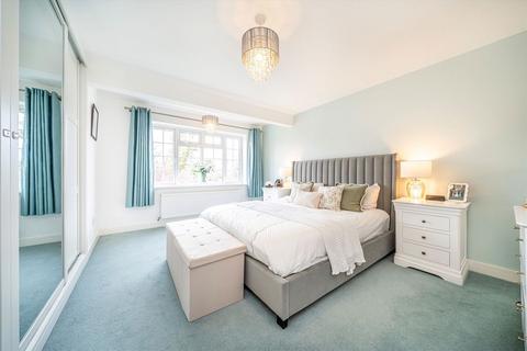 2 bedroom flat for sale, Giggs Hill Gardens, Thames Ditton KT7