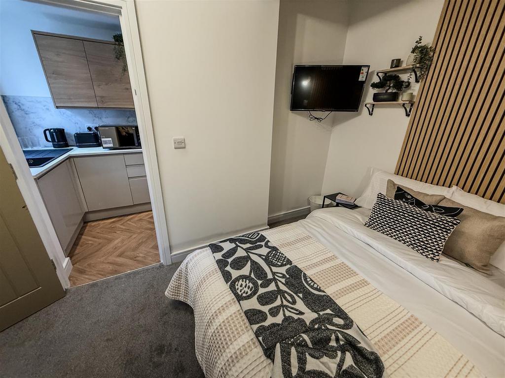 09. Room 2.jpg