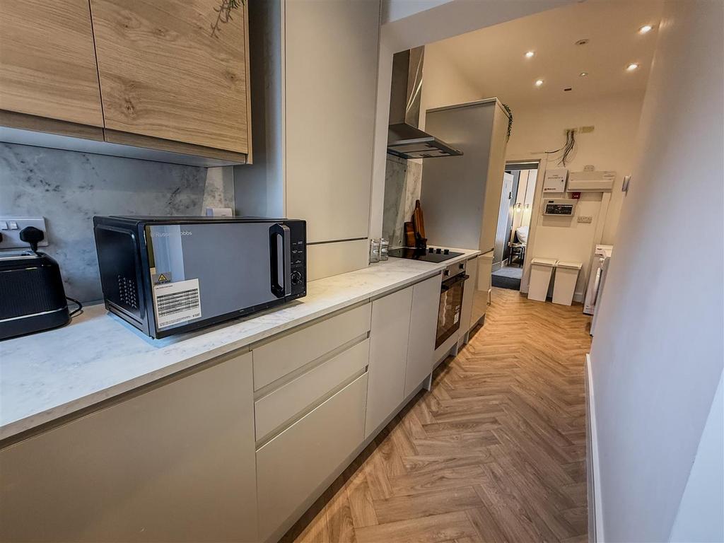 07. Kitchen.jpg