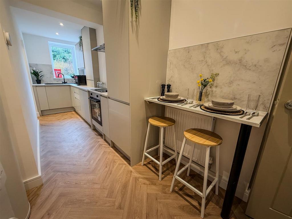 06. Kitchen.jpg