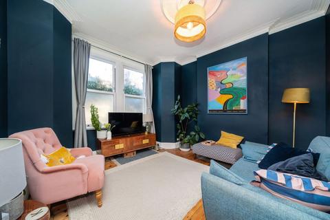 2 bedroom flat for sale, Temple Road, London W5