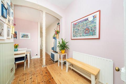 2 bedroom flat for sale, Temple Road, London W5