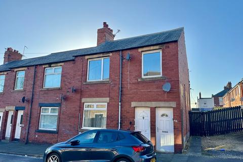 3 bedroom flat to rent, Ravensworth St, Wallsend.  NE28 6JY  *REDUCED DAMAGE DEPOSIT*
