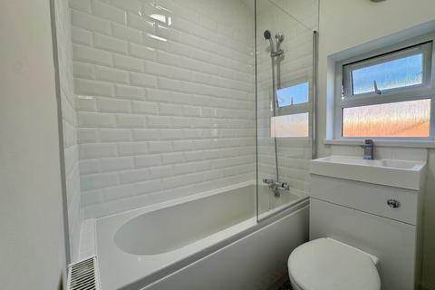 3 bedroom flat to rent, Ravensworth St, Wallsend.  NE28 6JY  *REDUCED DAMAGE DEPOSIT*