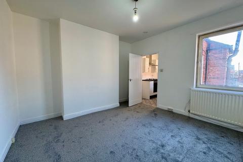 3 bedroom flat to rent, Ravensworth St, Wallsend.  NE28 6JY  *REDUCED DAMAGE DEPOSIT*