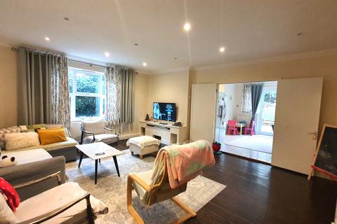 2 bedroom flat for sale, Warwick Road, New Barnet, EN5