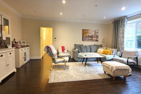 2 bedroom flat for sale, Warwick Road, New Barnet, EN5