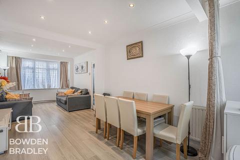 3 bedroom semi-detached house for sale, Dovedale Avenue, Clayhall, IG5