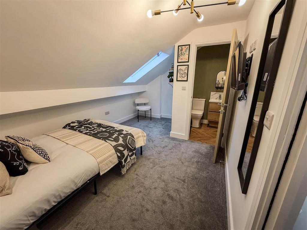 31. Room 6.jpg