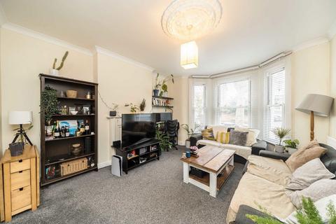 2 bedroom flat to rent, Cavendish Road, London SW12