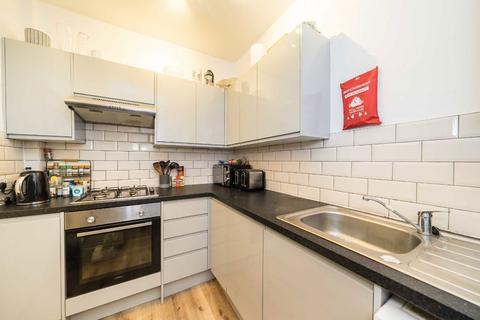 2 bedroom flat to rent, Cavendish Road, London SW12