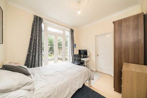 2 bedroom flat to rent, Cavendish Road, London SW12