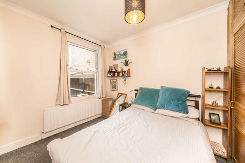 2 bedroom flat to rent, Cavendish Road, London SW12