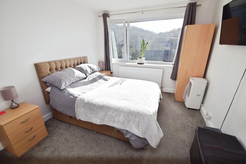 3b42dd5b-Bedroom 201