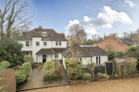 Round Oak Road, Weybridge, KT13