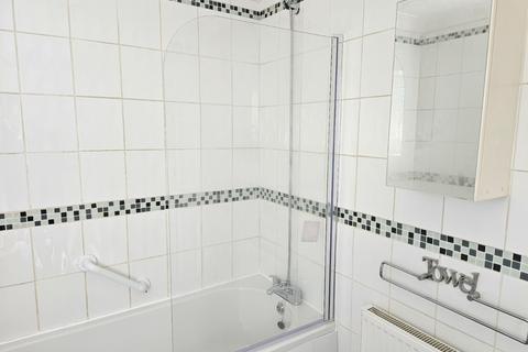 3 bedroom detached house to rent, Faircourt, Hull, Yorkshire, HU6 8BG, UK
