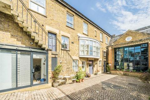 1 bedroom flat for sale, Church Street, Hampton TW12