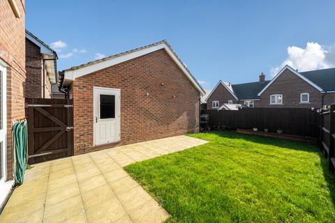 3 bedroom semi-detached house for sale, Blackthorn, Reading RG2