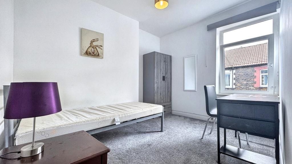 Bright, neatly presented bedroom with a single ...
