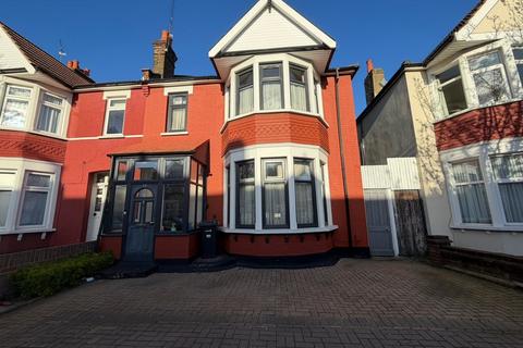 4 bedroom terraced house for sale, Lynford Gardens, Ilford